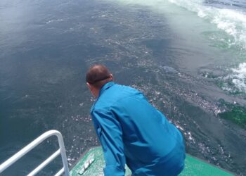 KAKITANGAN JAS sedang melakukan pemantauan di perairan Muar berhampiran lokasi dua buah kapal berlanggar di kedudukan 14.1 batu nautika barat daya Kuala Sungai Muar di Muar, Johor.