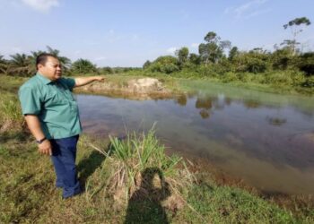 ROSLELI Jahari menunjukkan keadaan air sungai Lok Heng-Waha yang keruh dan mengalir ke LRA Gugusan Lok Heng yang menjadi punca air utama penduduk di Felda Lok Heng, Kota Tinggi di Johor. -UTUSAN/MASTURAH SURADI