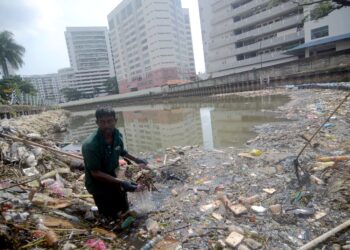 SEORANG pekerja pembersihan Majlis Bandaraya Pulau Pinang mengutip timbunan sampah sarap di perangkap sampah Sungai Pinang, semalam sekali gus mencerminkan sikap penduduk yang tidak mempedulikan soal kebersihan sumber air. – UTUSAN/IQBAL HAMDAN