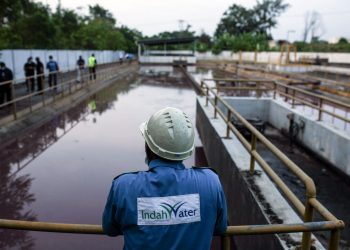 KAKITANGAN Indah Water Selangor sedang melakukan proses pembersihan di loji rawatan air Sungai Selangor di IWK Taman Velox sewaktu tinjauan semalam. - UTUSAN/ZULFADHLI ZAKI