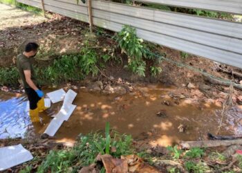 OPERASI pembersihan di lokasi pencemaran bahan kimia oleh JAS Johor dan sukarelawan Jabatan Amal Malaysia Negeri Johor Zon Selatan di Kampung Baru Sri Aman, Kempas, Johor.