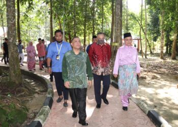 SAARANI Mohamad (depan) menghadiri majlis sambutan Hari Raya Aidilfitri Jabatan Perhutanan Perak di Taman Eko Rimba, Kledang Saiong, Meru di Ipoh hari ini. - UTUSAN/MUHAMAD NAZREEN SYAH MUSTHAFA