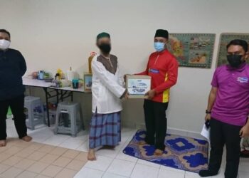 SKUAD Saidina Umar LZS menyantuni pendakwah bebas yang terkesan dengan keadaan pandemik Covid-19 di kediamannya di Damansara, Petaling Jaya malam semalam. - GAMBAR/Facebook LZS