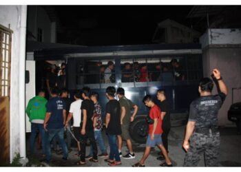 SEBAHAGIAN daripada pendatang asing warga Myanmar yang ditahan dalam serbuan Op Pintu di Ipoh, semalam.  - UTUSAN/IHSAN JIM PERAK