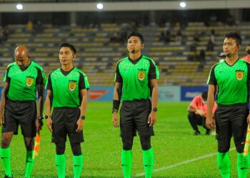 BARISAN pengadil yang mengadili perlawanan Liga Perdana antara Perak FC menentang Kelantan FC di Stadium Perak, kelmarin.-IHSAN TRW Kelantan FC