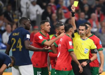 Pengadil Mexico, Cesar Ramos melayangkan kad kuning kepada Sofiane Boufal dalam saingan separuh akhir Piala Dunia Qatar 2022 menentang Perancis yang akhirnya mengundang rasa tidak puas hati pemain dan persatuan bola sepak Maghrbi. – AFP