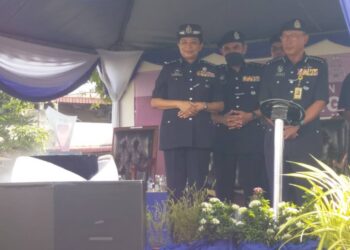 ARJUNAIDI Mohamed (kanan) ketika merasmikan merasmikan Taman Amanita Kontinjen Selangor dekat Taman Penggawa di Kuala Selangor, Selangor.