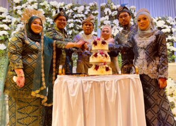SHAHIRA Azmi (kiri), Intan Sofienaz (tiga dari kanan) dan Ismawita Isrul (kanan) bersama pasangan masing-masing pada majlis perkahwinan yang diadakan di Seremban hari ini. -UTUSAN/AFIFI HAFIZ MOHD NOR