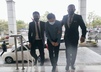 WONG Yeng Fart (tengah) dibawa ke Kompleks Mahkamah Seremban di Seremban 2, Negeri Sembilan hari ini atas tuduhan memberi suapan berjumlah RM100,000 kepada dua pegawai penguat kuasa KPDNHEP, tahun lalu. - UTUSAN/NOR SHAFAWATI YUP