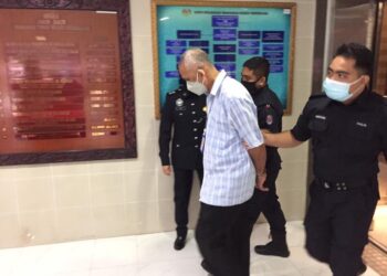BEKAS pengetua yang dituduh berkaitan kes seksual terhadap pelajarnya dibawa keluar dari Mahkamah Sesyen Kuala Terengganu, hari ini. - UTUSAN/TENGKU DANISH BAHRI TENGKU YUSOFF