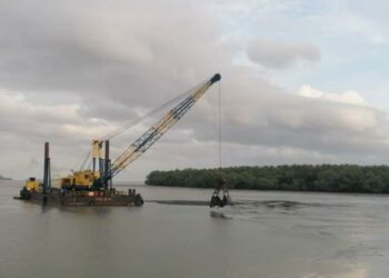 KERJA-KERJA pengerukan di alur pelayaran dan lembangan Terminal Feri Penumpang Kuala Perlis, Perlis.