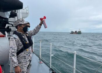 SYED Nor Adli Syed Ab. Rahman membunyikan siren pelepasan sebagai isyarat bermulanya pelupusan bot nelayan asing di perairan Sabak, Kota Bharu, Kelantan, hari ini. - FOTO/TOREK SULONG