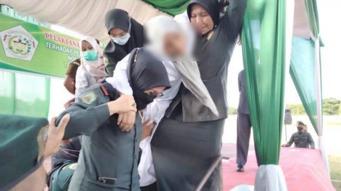 Wanita pengsan  selepas kena sebat 100 kali setelah 