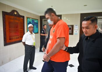 ANGGOTA penguat kuasa (dua, kiri) yang didakwa menerima rasuah dibawa ke Mahkamah Majistret Kuala Terengganu, Terengganu, hari ini.