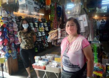 CHEW Ling Siew, 63, (kanan) bersama anaknya, Chew Mew San, 24, menunggu pelanggan di depan gerai mereka di Jeti Chew, Pengkalan Weld, Georgetown, Pulau Pinang.