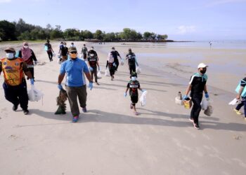 KUMPULAN sukarelawan mengutip sampah dan membersihkan kawasan pantai pada Program Pembersihan Pantai Sempena Hari Kebersihan Sedunia 2021 di Pantai Saujana, Port Dickson, Negeri Sembilan, hari ini. - UTUSAN/MOHD. SHAHJEHAN MAAMIN