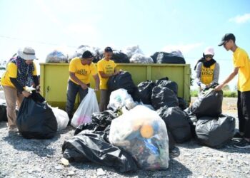 SUKARELAWAN Trash Hero aktif mengutip sampah di kawasan pelancongan di pesisir Pantai Kuala Sungai Baru, Perlis. - UTUSAN/IZLIZAN OTHMAN