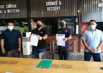 MOHD. Nadzuaan Nasir (dua dari kanan) bersama kepemimpinan JR&CO menunjukkan salinan memorandum yang dihantar kepada Pejabat Menteri Besar bagi meminta kebenaran makan di kedai ketika sidang akhbar di Al-Mizan Satay House, Jalan Tebrau, Johor Bahru.