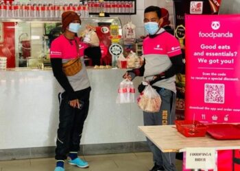 PENGUSAHA kedai makan di Kuantan, Pahang lebih menggalakkan pelanggan membeli secara bungkus ataupun pesanan menerusi servis penghantaran makanan seperti FoodPanda dan GrabFood.