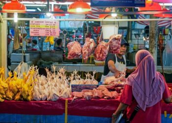 GOLONGAN peniaga sukar untuk mengikut harga bagi sekilogram ayam yang ditetapkan iaitu pada RM9.40.