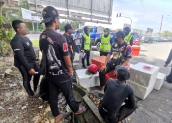 SEBAHAGIAN penjaja jalanan diberikan amaran oleh pihak JPJ dalam Program Advokasi Penjaja Jalanan di Jalan Rasah di sini sebelum tindakan saman dikenakan selepas ini. - FOTO/NOR SHAFAWATI YUP