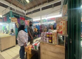 PARA peniaga di arkeb niaga Padang Besar
berharap pintu sempadan negara tidak dibuka lagi berikutan kes Covid-19 semakin meningkat.- UTUSAN/NAZLINA NADZARI