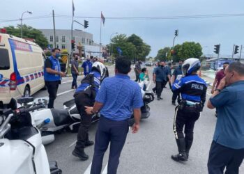 KEADAAN kemalangan melibatkan dua anggota polis pengiring Perdana Menteri di simpang Pekan Benut, Pontian, Johor.