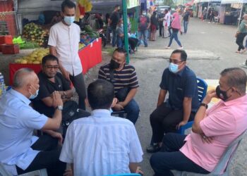 ASMAN Shah Abd. Rahman (duduk kiri) ketika mengadakan perbincangan dengan wakil peniaga di Jalan Serangkai 1, Taman Bukit Dahlia, di Pasir Gudang, Johor. -UTUSAN/KHAIRUL MOHD ALI