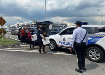 POLIS mengeluarkan saman kepada enam penjaja buah jalanan termasuk dua warga asing dalam operasidi kawasan pentadbiran Ibu pejabat Polis Daerah Johor Bahru Utara, Johor, kelmarin.