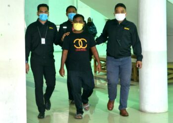 MD. Nur Islam (tengah) dibawa ke Mahkamah Sesyen Shah Alam, Selangor baru-baru ini atas pertuduhan memberikan rasuah kepada anggota polis.