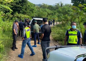 ANGGOTA polis berada lokasi dua penjenayah warga asing maut ditembak di Bukit Mengkuang, Kubang Semang, Bukit Mertajam selepas cuba melarikan diri daripada pemeriksaan polis, awal pagi tadi.