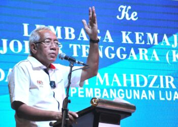 MAHDZIR Khalid berucap sempena Lawatan Kerja ke Kejora di Bandar Penawar, Kota Tinggi, Johor. - UTUSAN / RAJA JAAFAR ALI