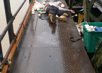 PENOREH  getah yang maut setelah motosikal ditunggangnya terbabas di laluan pejalan kaki Jambatan Victoria, Karai di Sungai Siput hari ini. - UTUSAN