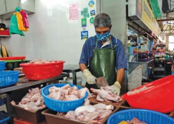 PENIAGA ayam di pasar awam Pulau Pinang terpaksa menetapkan harga jualan ayam kepada antara RM9.50 hingga RM9.80 sekilogram bagi mengelakkan kerugian. – utusan/NOOR HASLIZA NUSI