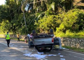 KEADAAN kemalangan yang berlaku di Kilometer 44, Jalan Tampin-Gemas, berhampiran selekoh Felda Sungai Kelamah, Tampin, Negeri Sembilan, hari ini. - IHSAN POLIS