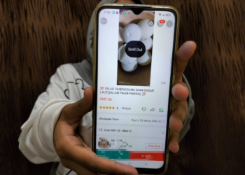 PENIAGA mengiklankan jualan telur penyu secara terbuka di aplikasi beli-belah secara dalam talian walaupun dilarang sejak 1 Jun lalu. - UTUSAN/KAMALIZA KAMARUDDIN