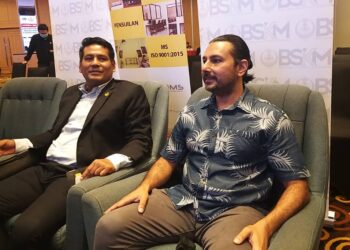 KHAIRUL Shahril Mohamed (kiri) bersama Rizal Ali Naizali dalam sidang akhbar di Ipoh semalam.