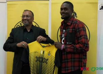 CHRISTIAN Obiozor (kanan) memeterai perjanjian dengan Perak FC baru-baru ini. - UTUSAN/PERAK FC