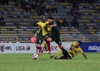 PEMAIN Selangor, Yazan Mousa Mahmoud Abu Al-Arab (tengah) diasak pemain Perak dalam perlawanan Liga Super di Stadium Perak, Ipoh. - UTUSAN