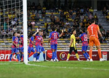 PEMAIN JDT meraikan kejayaan menjaringkan gol ketika menentang Perak FC dalam perlawanan Liga Super di Stadium Perak, Ipoh. - UTUSAN