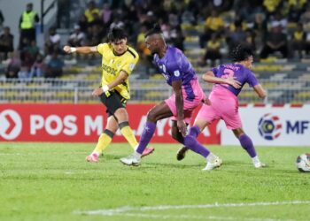 PEMAIN Perak FC, Seo Seonung (kiri) melakukan percubaan ke arah pintu gol pasukan Kuching City FC dalam perlawanan Liga Super di Stadium Perak di Ipoh hari ini. - UTUSAN/MUHAMAD NAZREEN SYAH MUSTHAFA