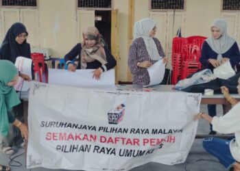 PETUGAS SPR membuat persediaan untuk hari mengundi PRU15 esok di Sekolah Jenis Kebangsaan (C) Tong Wah di Bagan Serai, Perak. - UTUSAN/WAT KAMAL ABAS