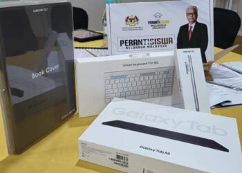 MAHASISWA IPTA dan IPTS menerima Peranti Siswa daripada Perdana Menteri jenama Samsung Galaxy Tab A8 LTE.