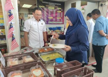 NORAINI Ahmad mengambil hidangan  Menu Keluarga Malaysia yang disediakan  di kantin pelajar di Unisza Kampus Besut, Terengganu, hari ini.