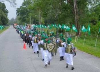 SEBAHAGIAN peserta yang membawa replika senjata pada perarakan sempena program Himpit 2023 di Setiu, Terengganu,  Jumaat lalu. 