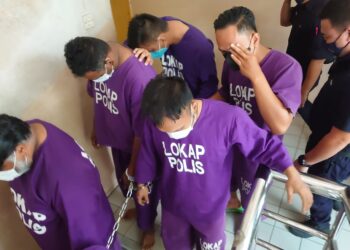DUA anggota polis (dua di belakang) direman empat hari oleh Mahkamah Majistret Johor Bahru bagi membantu siasatan kes peras ugut terhadap orang awam.