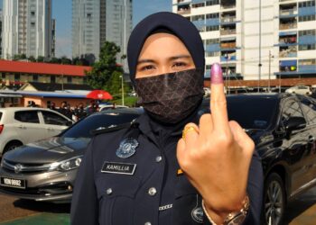 INSPEKTOR Kamillia Faizol menunjukkan jarinya yang diwarnakan setelah melakukan proses undian awal di Dewan Dato Onn, IPK, Johor Bahru, Johor. - UTUSAN/RAJA JAAFAR ALI