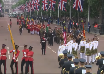 ANGGOTA Batalion Pertama Rejimen Askar Melayu Diraja (1 RAMD) yang menyertai perbarisan Sambutan Ulang Tahun Ke-70 sempena Pemerintahan Ratu Britain, Ratu Elizabeth II yang berlangsung di kota London, United Kingdom. - FACEBOOK HISHAMMUDDIN TUN HUSSEIN