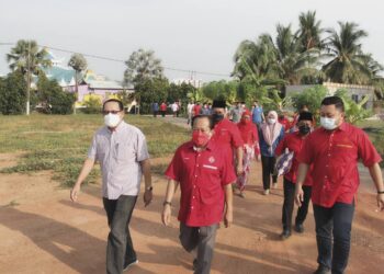 AHMAD Maslan (tengah) diiringi Ketua UMNO Bahagian Hang Tuah Jaya, Datuk Mohd. Ridhwan Tun Mohd. Ali (kanan) hadir bagi menyantuni penduduk tempatan dalam gerak kerja di Taman Akasia, Masjid As-Sa’adah, Kampung Pengkalan Batu, Melaka.-  UTUSAN/RASUL AZLI SAMAD