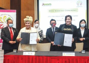 Ti Lian Ker (tengah) menyaksikan pertukaran dokumen perjanjian antara Ketua Wanita Perdasama Putrajaya, Rohana Maamur (dua dari kiri) dengan Pengarah Urusan JOCOM MShopping Sdn. Bhd., Agnes Chua di Putrajaya, semalam.– UTUSAN/FAISOL MUSTAFA